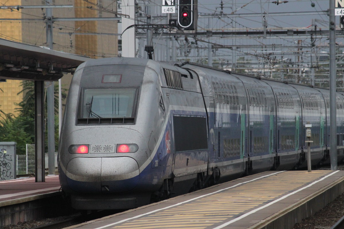 Ausfahrt eines TGV Duplex am 17.08.2016 in Lyon Part-Dieu auf seiner Fahrt vom Mittelmeer in Richtung Paris.
