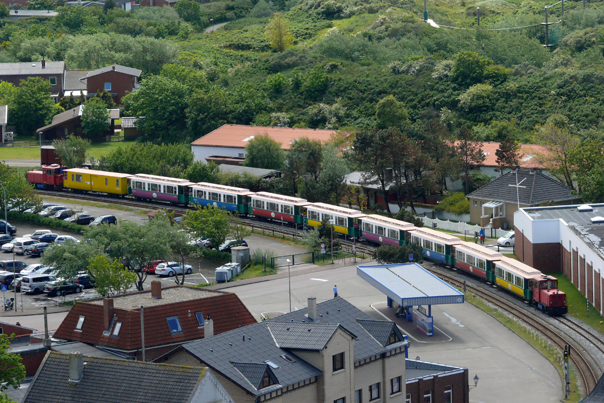 Ausfahrt eines Wendezuges der Borkumer Kleinbahn aus dem Bahnhof Borkum in Richtung Borkum Kai 30.5.2015