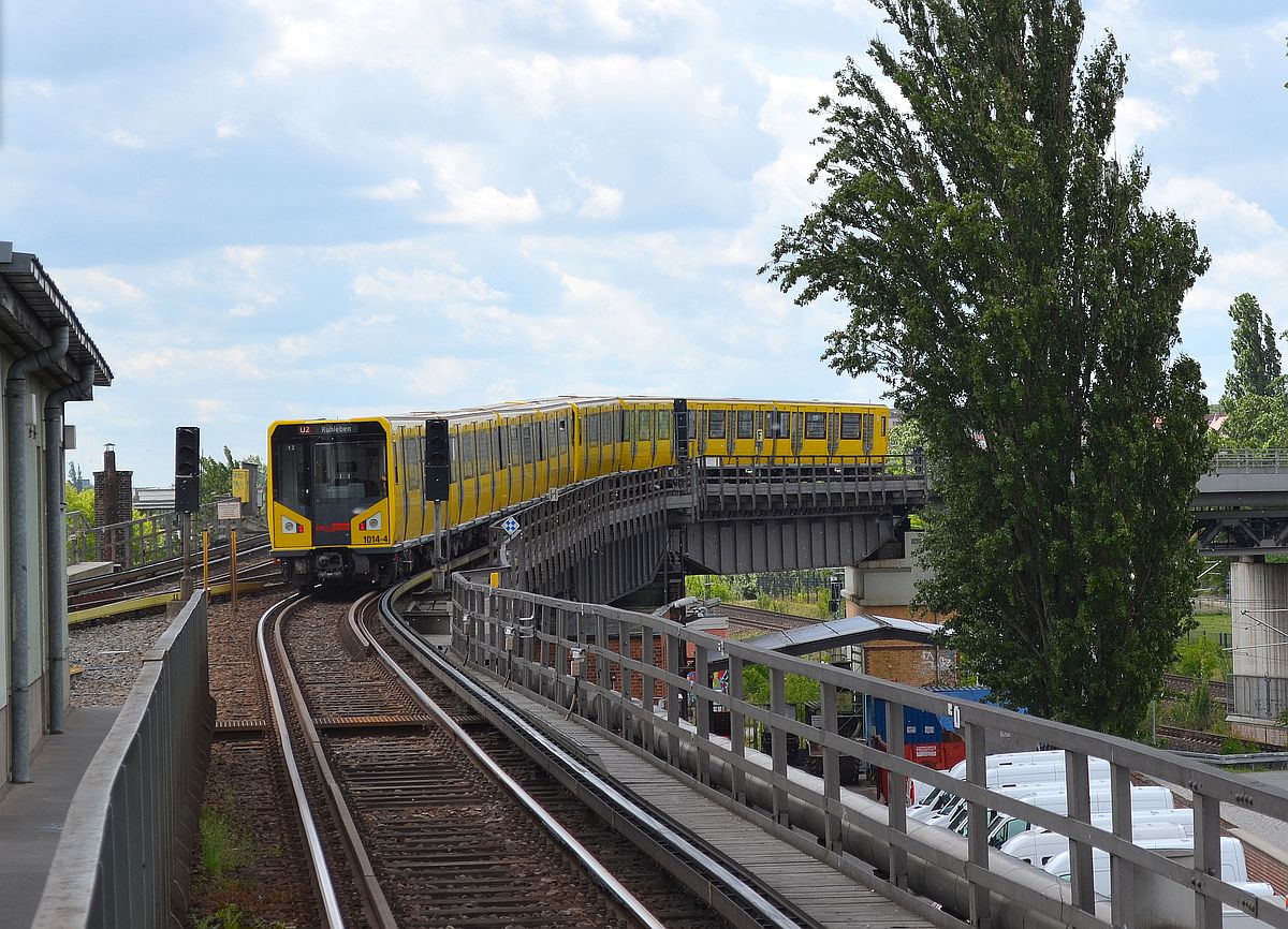 Ausfahrt eines Zuges der Berliner U-Bahnlinie 2 aus der Station  Gleisdreieck . 10.5.2014