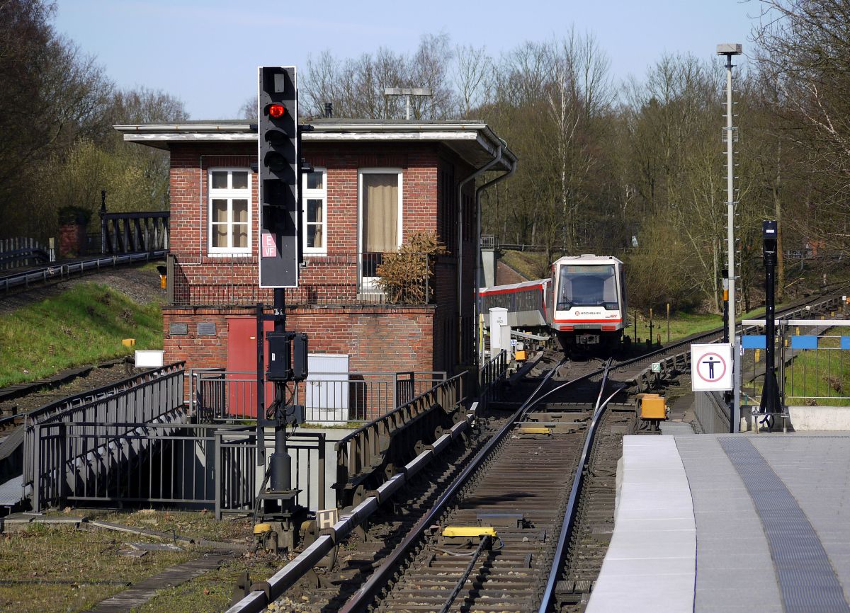 Ausfahrt eines Zuges der Hamburger U-Bahnlinie 1 aus dem Bahnhof  Volksdorf  in Richtung  Ohlstedt . Dabei verlässt der Zug kurzfristig Hamburger Stadtgebiet - an der Haltestelle  Hoisbüttel . Die liegt in Schleswig-Holstein. 20.3.2014