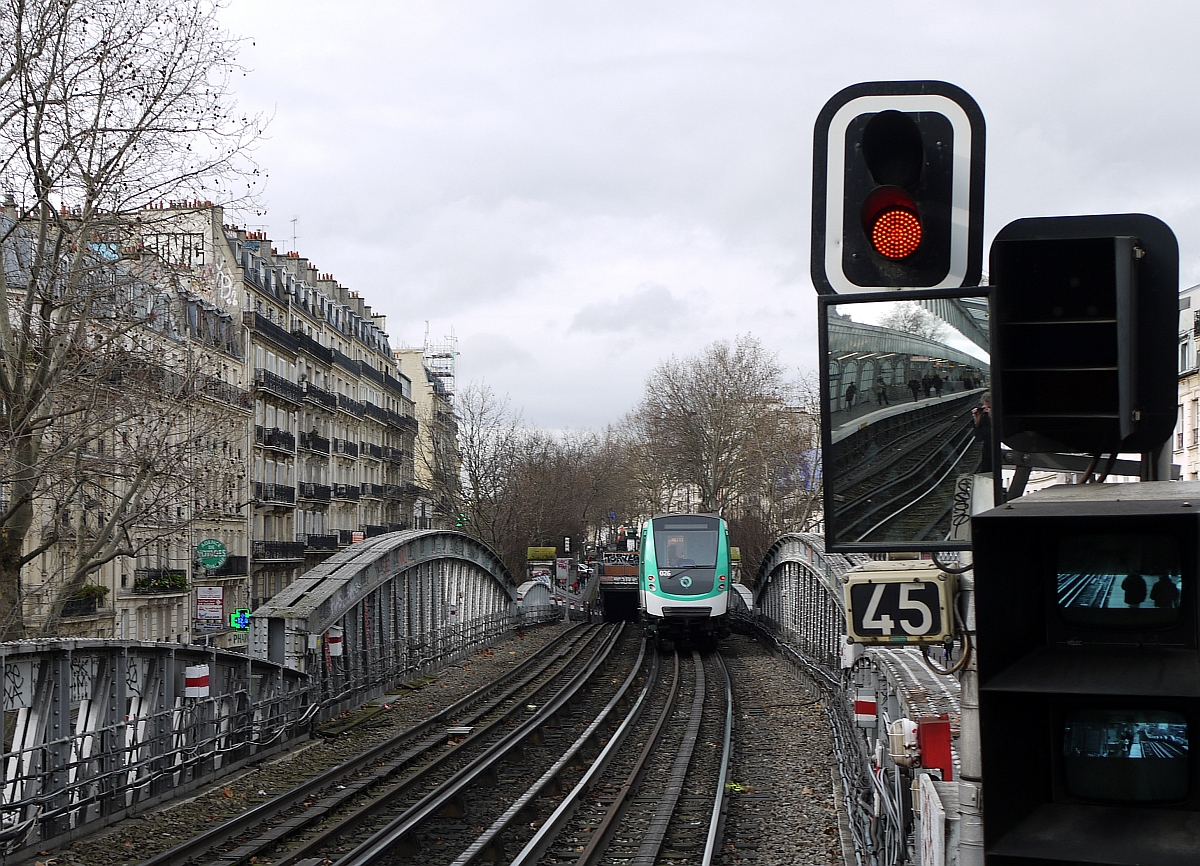Ausfahrt eines Zuges der Pariser Metro aus der Station  Barbès-Rochechouart  in den Tunnel Richtung  Anvers . (Wer will, kann den Fotografen entdecken) 17.1.2014
