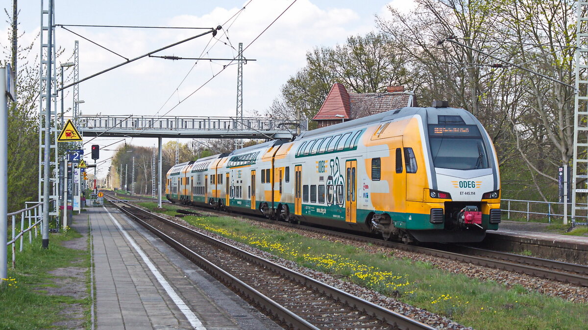 Ausfahrt ET 445.114 aus den Bahnhof von Dabendorf am 21.04.2023 als Regionalzuzg in Richtung Berlin.