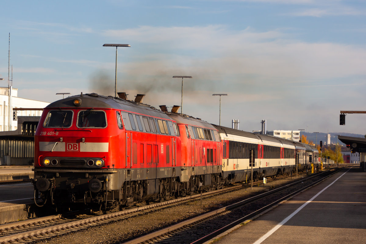 Ausfahrt EuroCity EC 196 am 31.10.20 in Kempten. 218 401-8 und 422-4.
