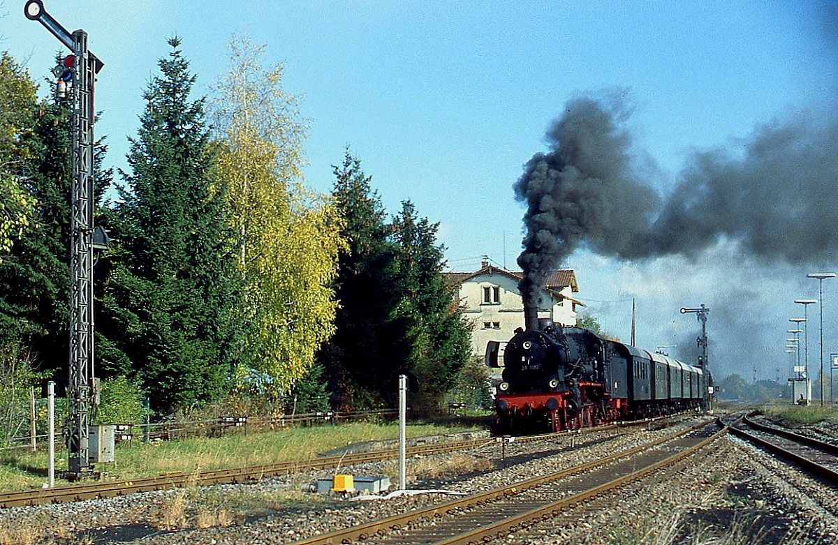 Ausfahrt frei zeigt das Signal für die 38 1182 im Bahnhof Hochdorf bei Horb an einem Sommertag Mitte der 1990er Jahre