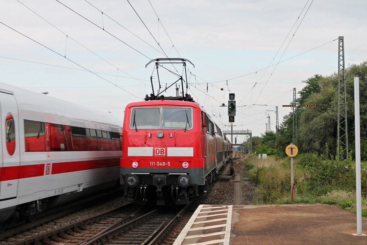 Ausfahrt von der Freiburger 111 048-1 am 02.09.2014 mit einer RB (Schliengen - Offenburg) aus Orschweier. An diesem Tag fuhr sie als Ersatz für eine Ausgefallene 146er mit Dostos über die Oberrheinschiene.