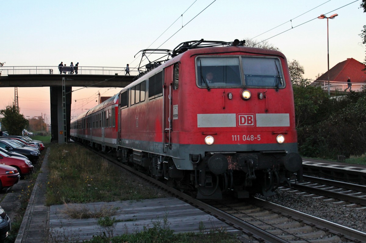 Ausfahrt von der Freiburger 111 048-5 mit der RB 26581 (Offenburg - Basel Bad Bf) in Orschweier gen den n�chsten Halt in Ringsheim.