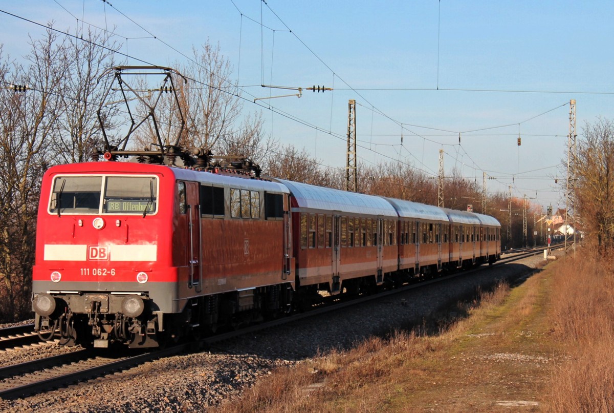 Ausfahrt von der Freiburger 111 062-6  Neuenburg am Rhein  mit der RB 26566 (Neuenburg (Baden) - Offenburg) aus dem Bahnhof Heitersheim gen Bad Krozingen. Außerdem wurde die 111 062-6 erst vor kurzem frisch mit Ceramol aufgearbeitet worden, weswegen sie so schön in der Abendsonne glänzt. (23.12.2013)