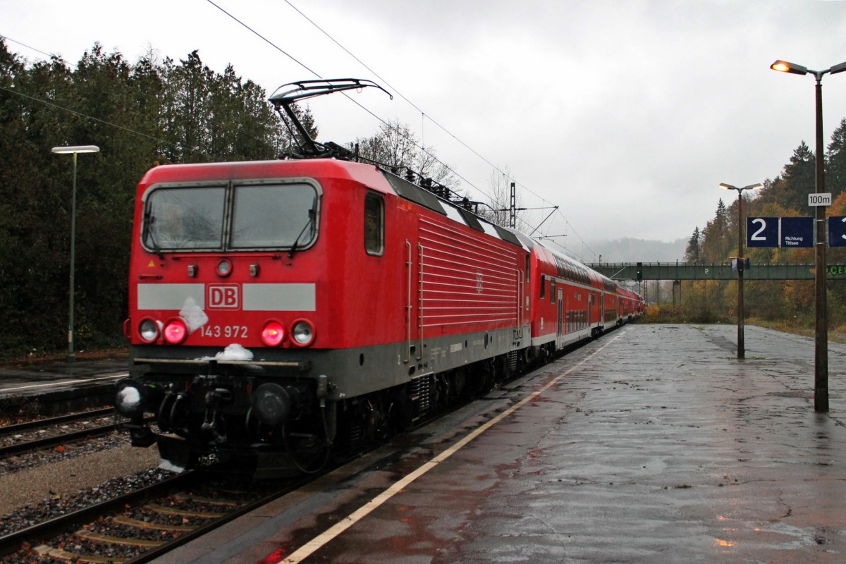 Ausfahrt von der Freiburger 143 972 mit einer Schwesterlok an der Spitze und der RB 26953 (Freiburg (Brsg) Hbf - Seebrugg) in Freiburg Wiehre gen Freiburg Littenweiler.