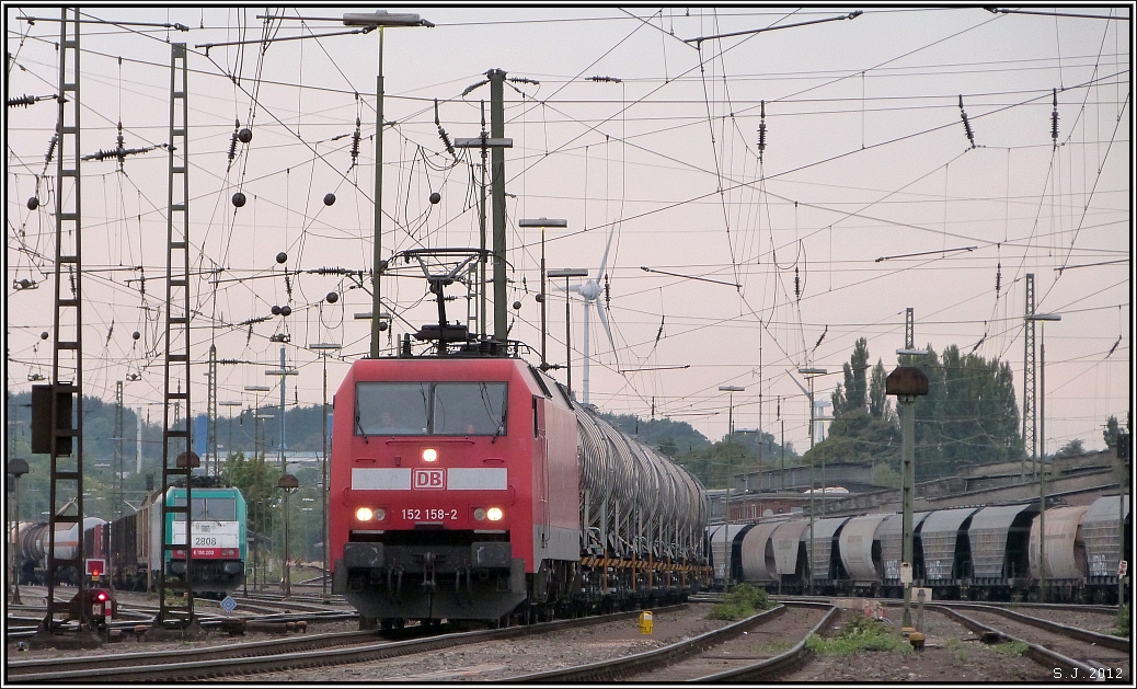 Ausfahrt für die 152 158-2 mit einen Kesselwagenzug in Aachen West im Sommer 2012.
