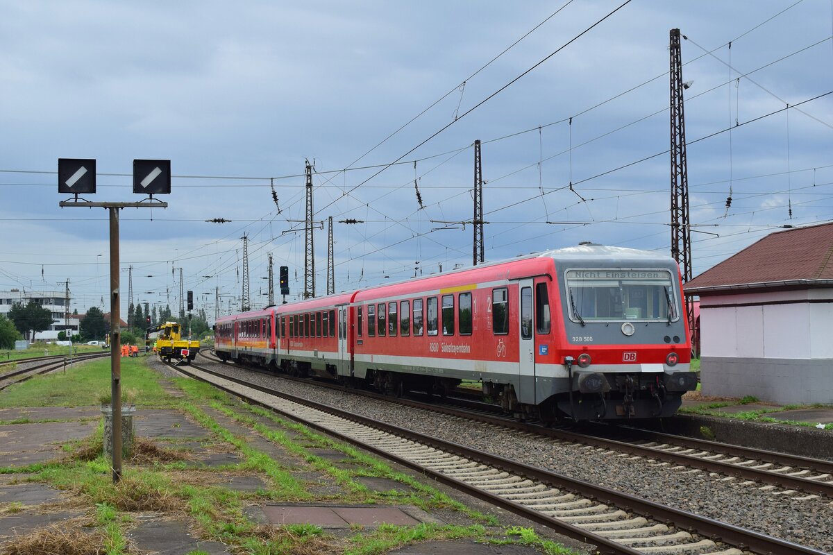 Ausfahrt für 628 591 und 628 560 in Großkoretha auf den Rückweg nach Mühldorf. 628 591 war in Henningsdorf und 628 560 wurde in Halle wieder eingesammelt. 

Großkorbetha 10.08.2021