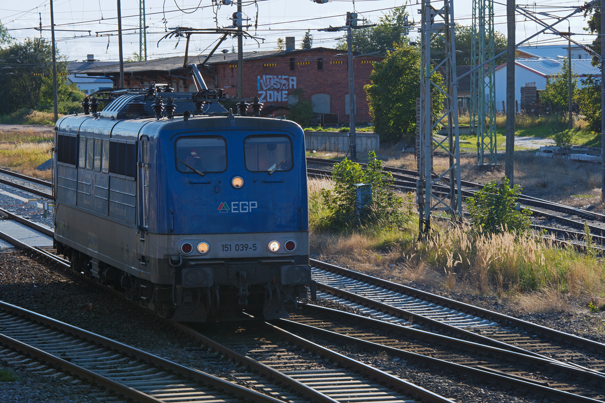 Ausfahrt für die EGP Lok (BR 151) in Bergen auf Rügen nach Lancken um den zweiten Teil des Kreidezuges von dort zu holen. - 07.09.2015
