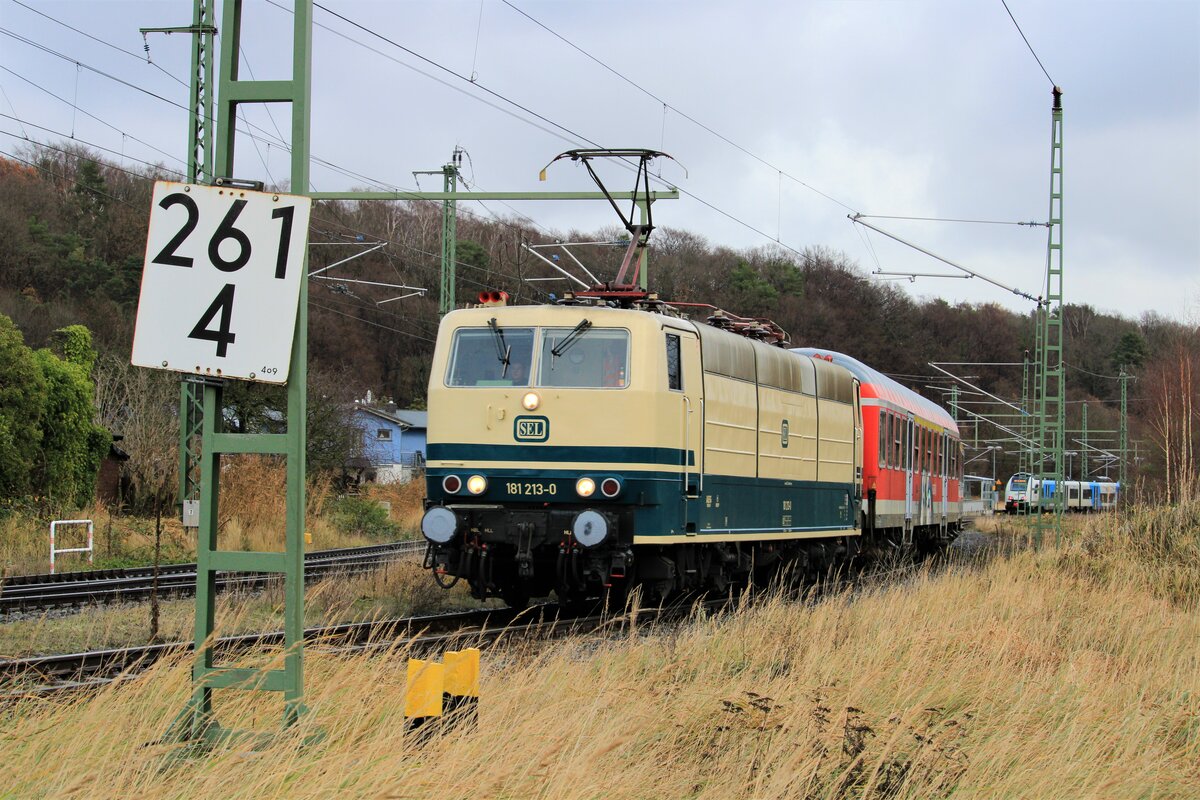 Ausfahrt nach 1h Zwangspause im Bahnhof Lietzow für SEL 181 213 & 2 Wagen aus Mukran. Im Hintergrund die soeben eingefahrene ODEG aus Stralsund.