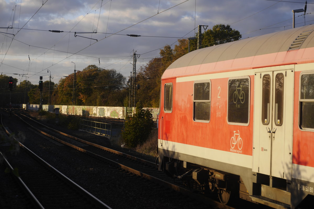 Ausfahrt in den niederländischen Abendhimmel - auch wenn die Fahrt an der Grenze endet. RE 8-Verstärker Köln - Kaldenkirchen, geschoben von 111 032 verlässt Viersen, 22.10.18.