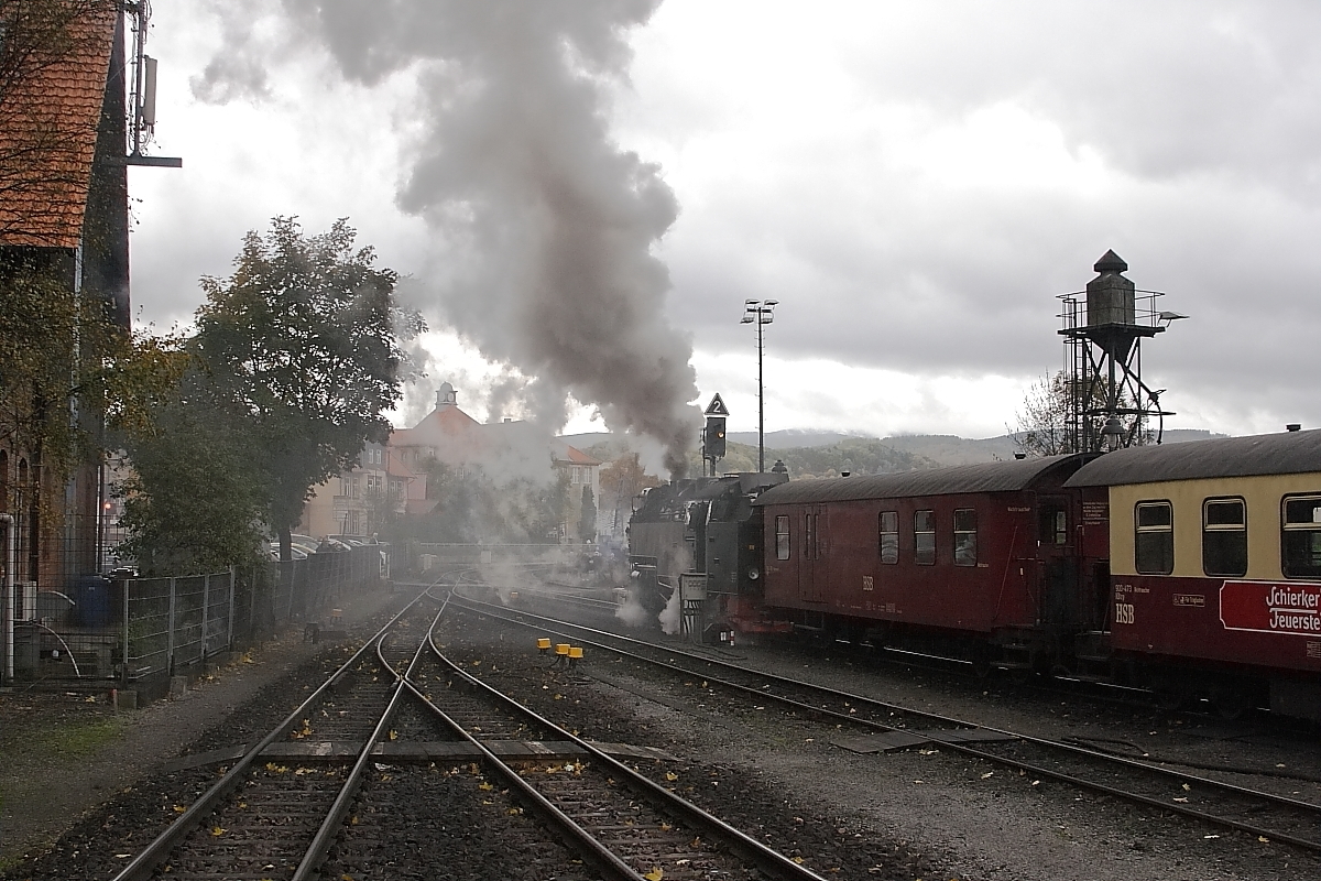 Ausfahrt von P8935 in Richtung Brocken aus dem Bahnhof Wernigerode, aufgenommen am 18.10.2013.