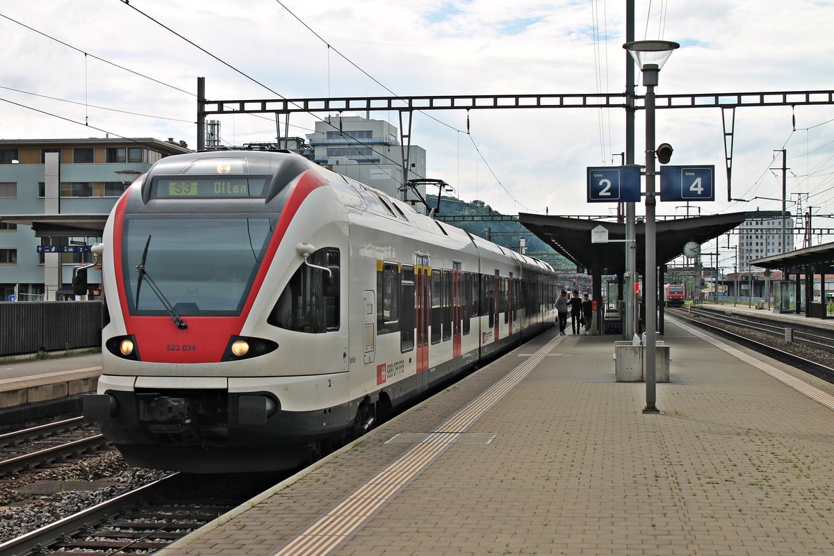 Ausfahrt von RABe 523 034 am 14.05.2015 als S3 nach Olten aus dem Bahnhof Pratteln.