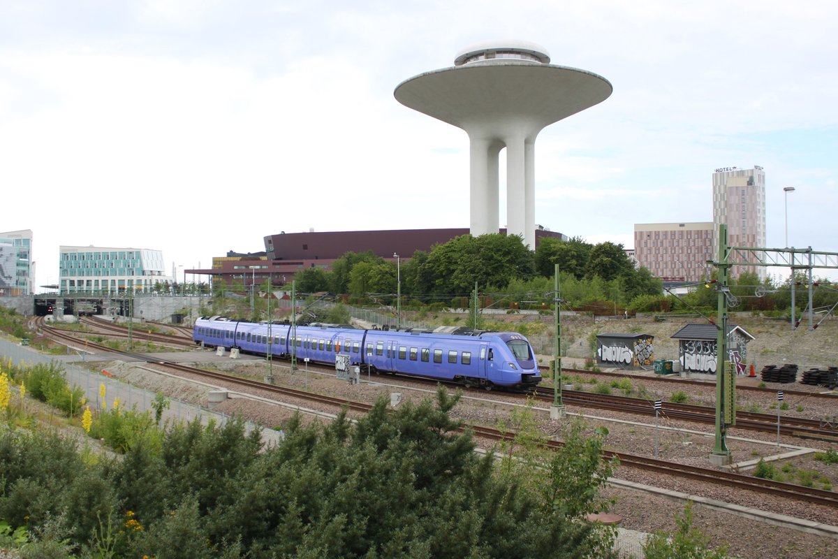 Ausfahrt einer RB nach Kristianstad am 08.07.2017 aus dem Bahnhof Malmö Hyllie in Richtung Malmö C. 