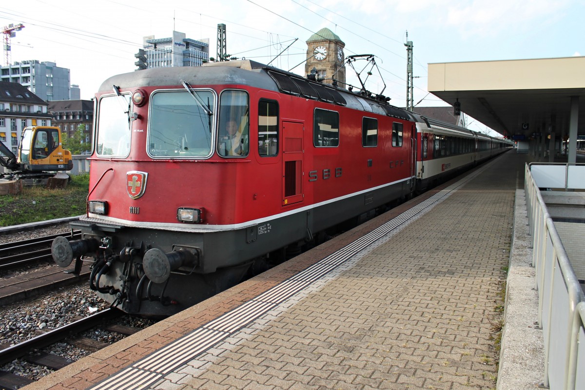 Ausfahrt von Re 4/4 11111 am 04.10.2014 mit dem EC 9 (Hamburg Altona - Zürich HB) in Basel Bad Bf gen Rangierbahnhof Muttenz.