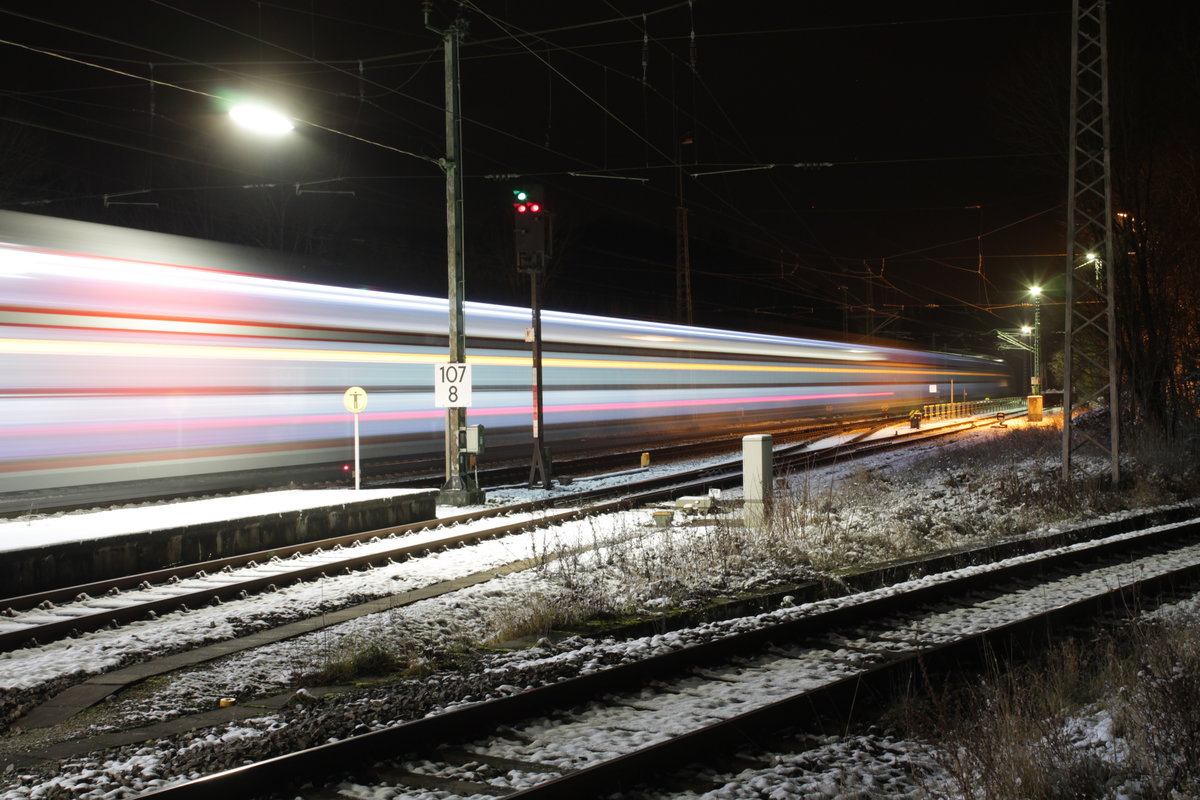 Ausfahrt einer RE nach Treuchtlingen am 18.12.2017 in Eichstätt Bahnhof. Das Foto entstand mit einer Langzeitbelichtung.