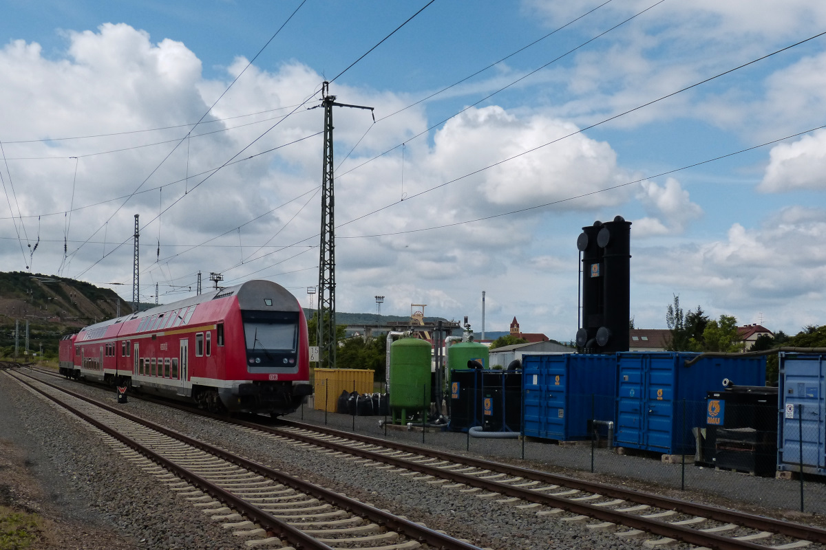 Ausfahrt einer Regionalbahn aus dem Bahnhof Bleicherode Richtung Leinefelde. Die Container und Anlagen rechts neben der Strecke dienen wohl immer noch zur Bereinigung des Erdreichs nach dem Zugunfall hier. Bleicherode 15.07.2015