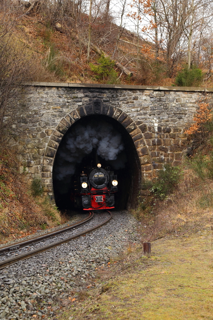 Ausfahrt (Scheinanfahrt) von 99 5901 mit IG HSB-Sonderzug am 05.02.2016 aus dem Thumkuhlental-Tunnel. (Bild 1)