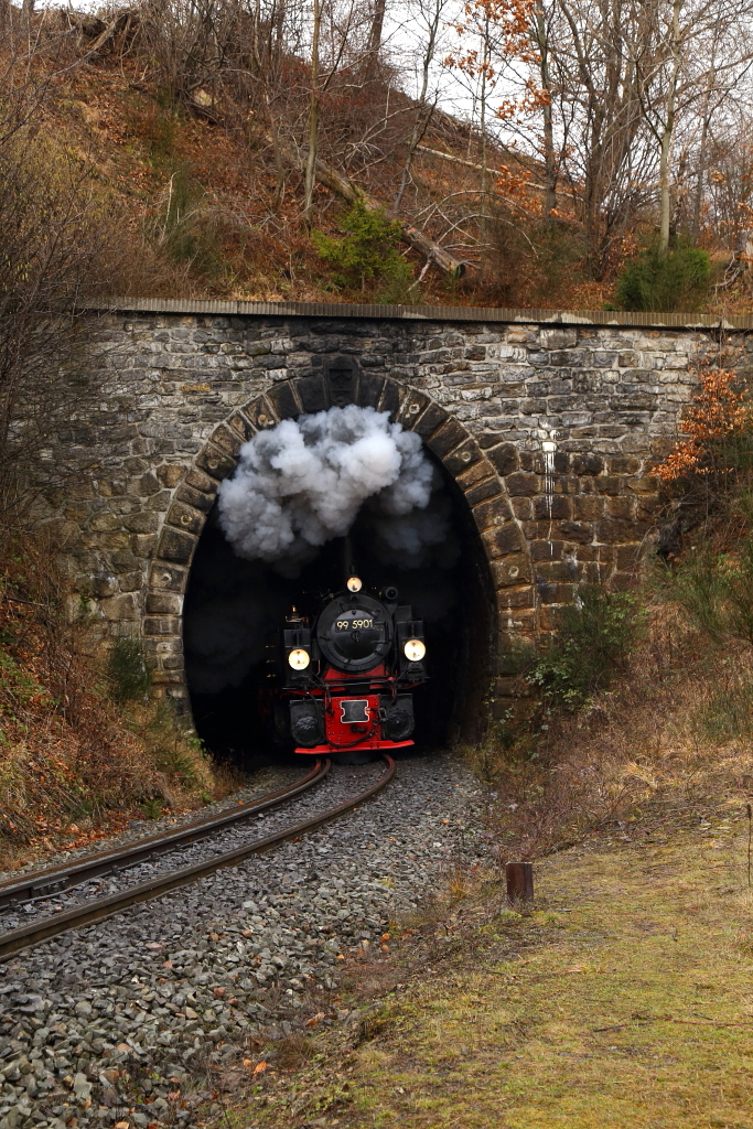Ausfahrt (Scheinanfahrt) von 99 5901 mit IG HSB-Sonderzug am 05.02.2016 aus dem Thumkuhlental-Tunnel. (Bild 2)