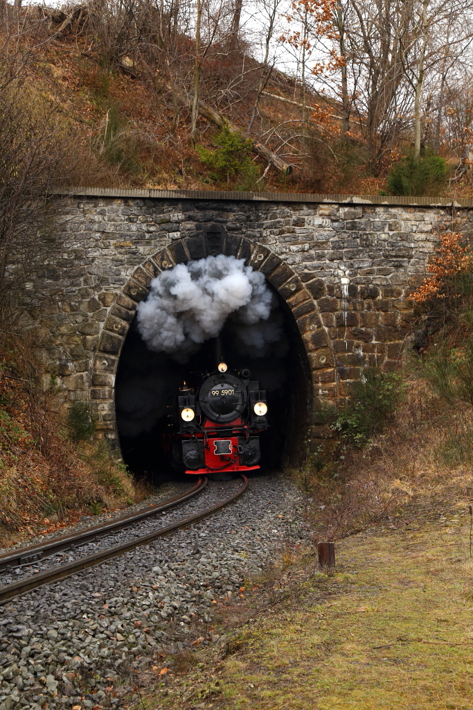 Ausfahrt (Scheinanfahrt) von 99 5901 mit IG HSB-Sonderzug am 05.02.2016 aus dem Thumkuhlental-Tunnel. (Bild 2)
