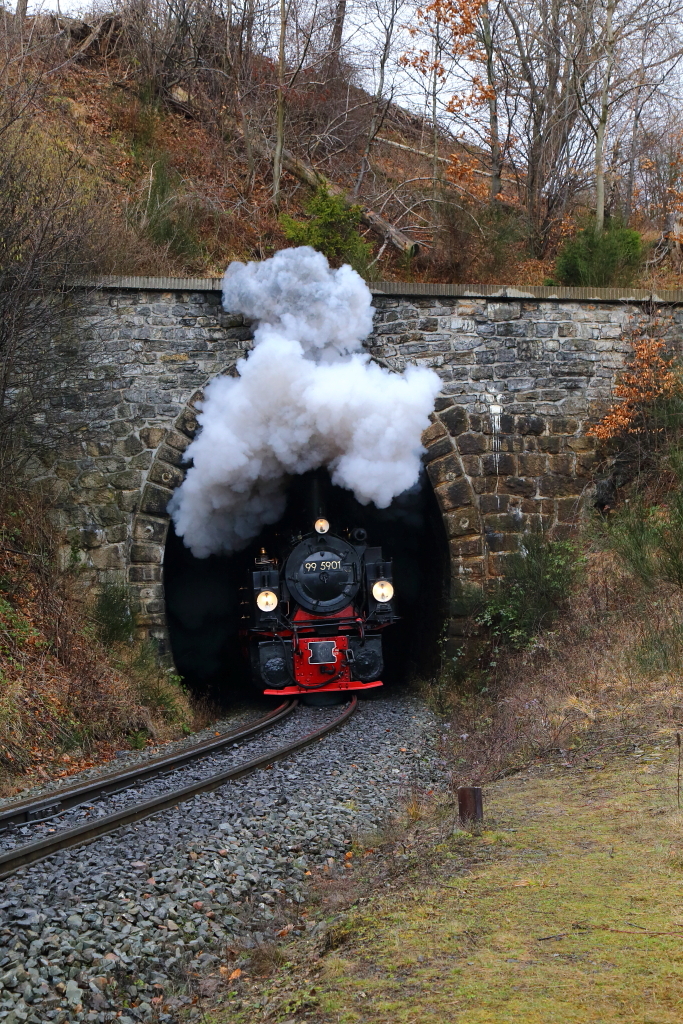 Ausfahrt (Scheinanfahrt) von 99 5901 mit IG HSB-Sonderzug am 05.02.2016 aus dem Thumkuhlental-Tunnel. (Bild 3)