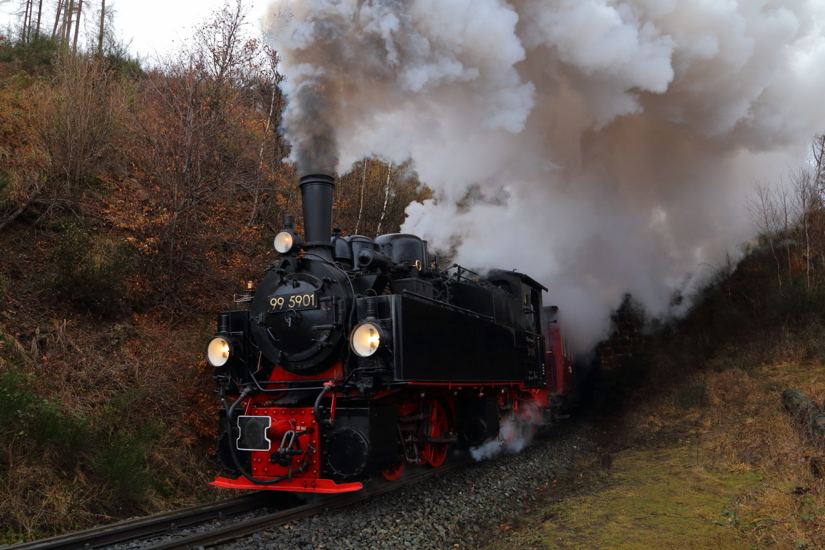 Ausfahrt (Scheinanfahrt) von 99 5901 mit IG HSB-Sonderzug am 05.02.2016 aus dem Thumkuhlental-Tunnel. (Bild 6)