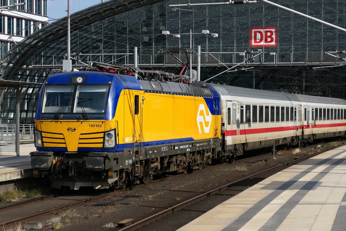 Ausfahrt der Vectron 193 932 der Nederlandse Spoorwegen N.V. als IC 144, mit Fahrtziel Amsterdam-Centraal.  Berlin-Hauptbahnhof im März 2024. /IC144
