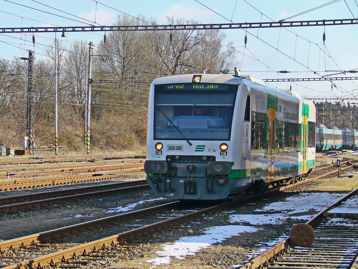 Ausfahrt VT 66 (95 80 0650 566-2 D-DLB) der Vogtlandbahn am 24. Februar 2018 nach Hof aus dem Bahnhof Frantiskovy Lazne (Tschechien).