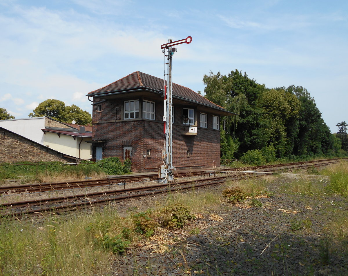 Ausfahrtsignal P und das Fdl Stellwerk B1,an der Ausfahrt,am 10.Juni 2018,in Richtung Vorstadt,in Templin.