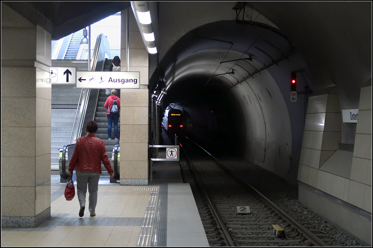 Ausgang und Ausfahrt -

... aus dem Innenstadttunnel der Ost-West-Strecke in Dortmund an der U-Station Ostentor.. Links der Treppenaufgang für die Fahrgäste auf den Mittelstreifen der Hamburger Straße, rechts fährt eine Bahn der Linie U43 dem Licht der Tunnelrampe entgegen. Auch sie wird im Mittelstreifen der Hamburger Straße an die Oberfläche kommen.

15.10.2019 (M)