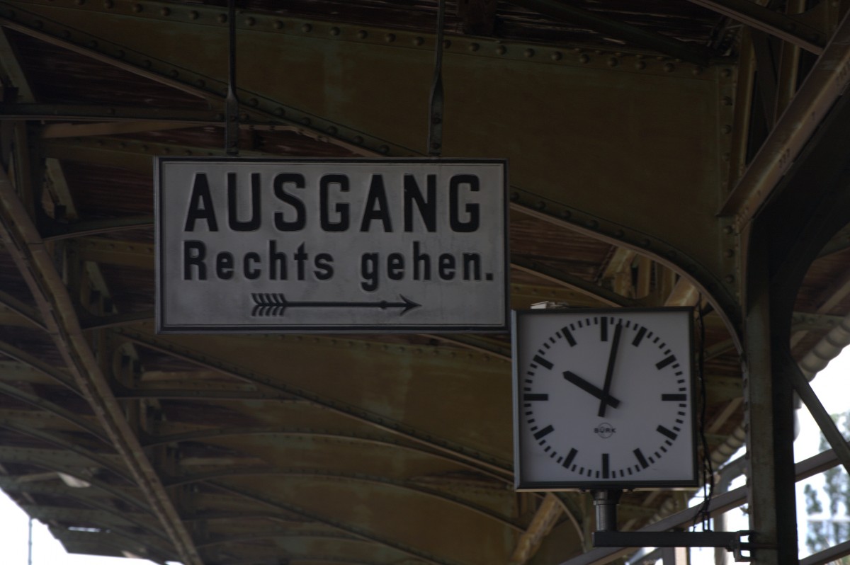 Ausgang, bitte Rechts gehen, ist am 11.05.2014 nett gemeint, aber eher unnötig, um 10:01 Uhr ist der Fotograf der einzige auf dem Bahnsteig.