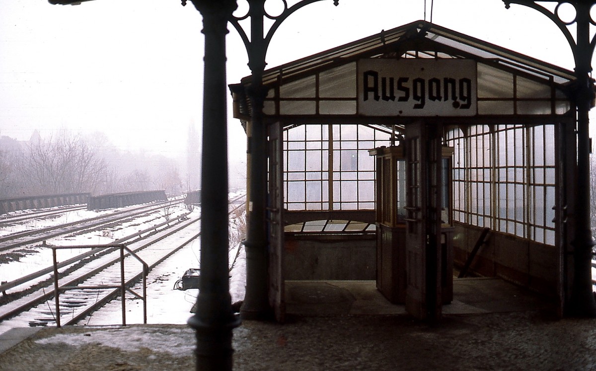 Ausgang des S-Bahnhofes Nikolassee im Januar 1981