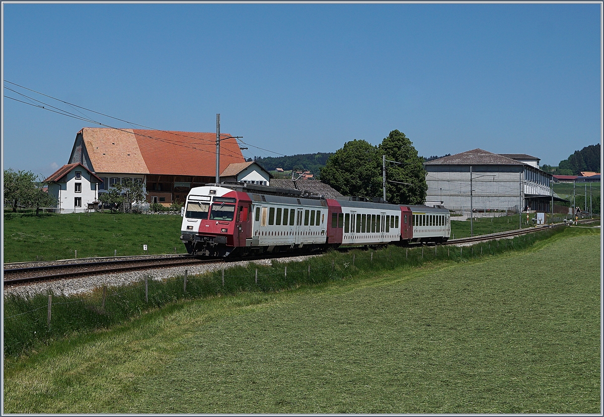 Ausgangs von Sâles, bei Vers chez Seydoux ist der TPF RBDe 567 182 mit seinem Pendelzug auf dem Weg nach Bulle.

19. Mai 2020