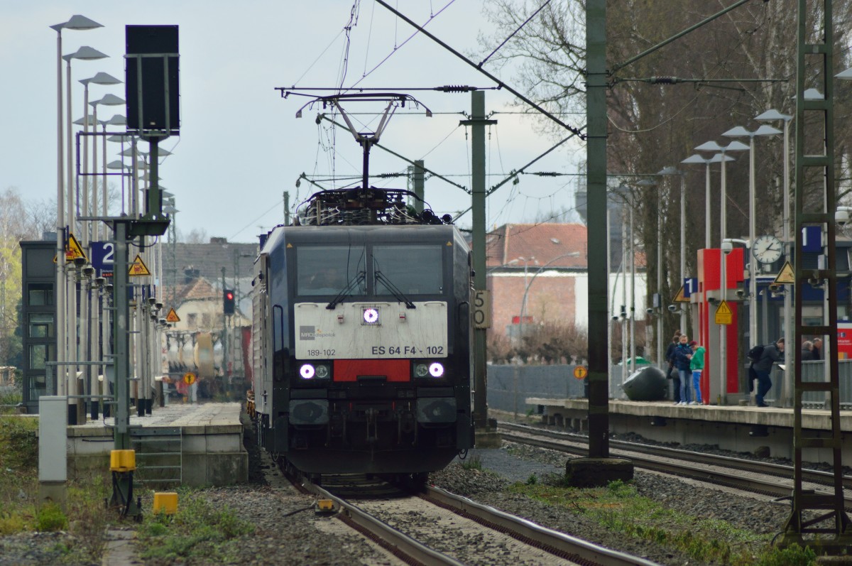 Ausgebremst! Vorm Ausfahrsignal in Dülken hält die MRCE 189 120 mit einem sehr langen Containerzug. Denn unweit des Signales, wird aus der zweigleisigen Strecke eine eingleisige bis nach Kaldenkirchen......und so muss der Zug warten bis ein RE13
Zug aus Venlo kommend Dülken erreicht hat und es weiter gehen kann. 23.3.2014