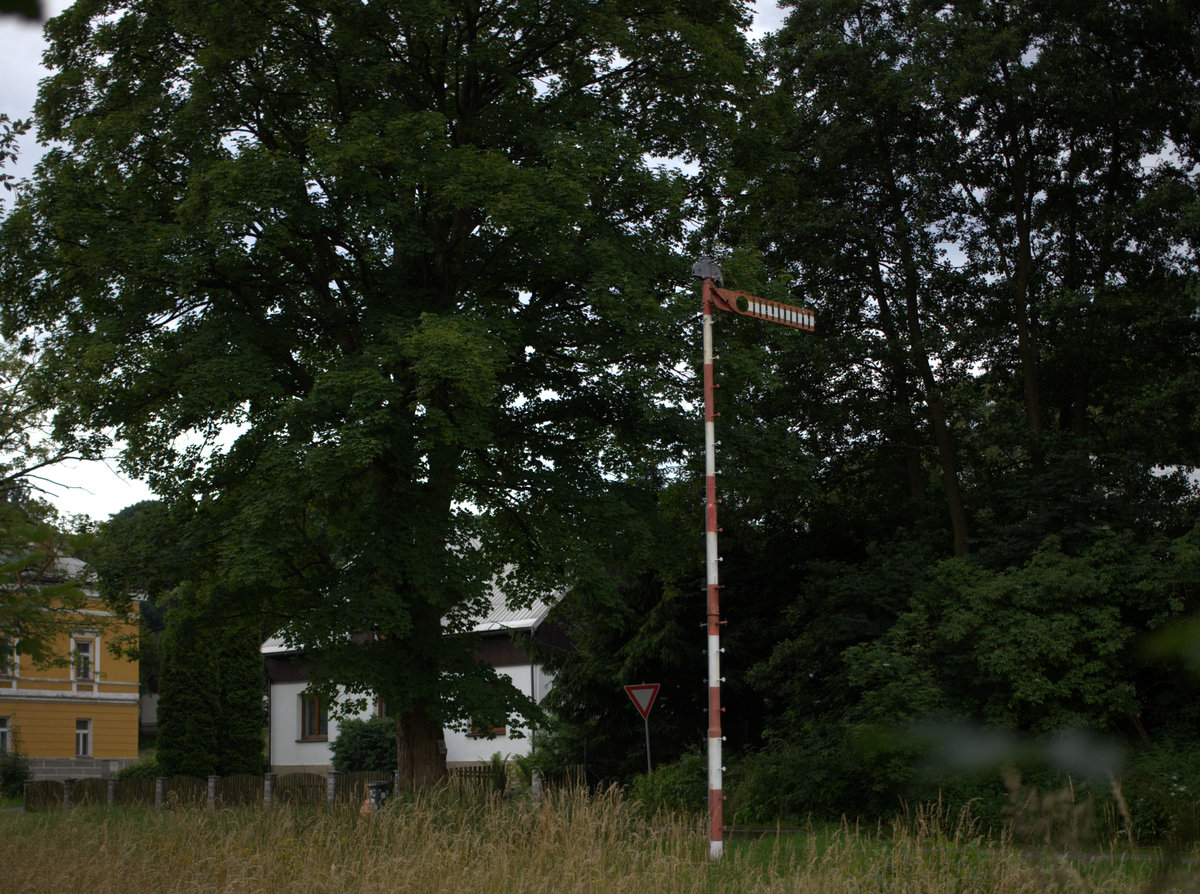 ausgedient  hat dieses Formsignal in Kamenizky Senov. 02.07.2016 11:43 Uhr.