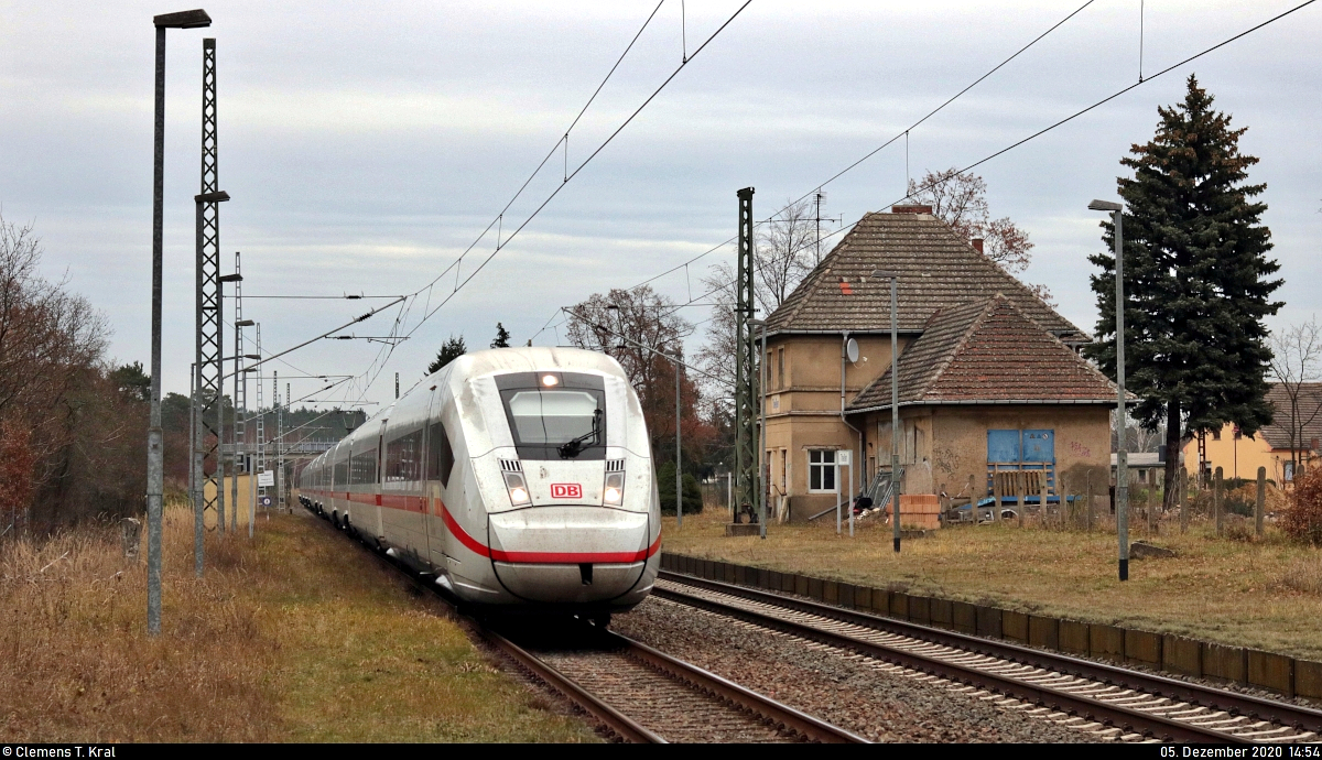 Ausgedient trifft auf neu:
Ein 412 auf Abwegen im ehemaligen Hp Thießen.

🧰 DB Fernverkehr
🚝 ICE 601 (Linie 28) Hamburg-Altona–München Hbf
🚩 Bahnstrecke Wiesenburg–Roßlau (KBS 207)
🕓 5.12.2020 | 14:54 Uhr