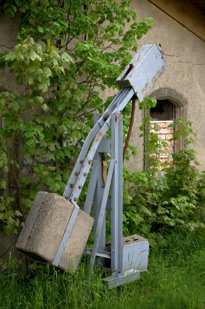 Ausgedientes Spannwerk in Großröhrsdorf (Sachsen)Der Bahnhof verlor sein Kreuzungsgleis im Zuge der Streckensanierung. 08.05.2014 1:31 Uhr.