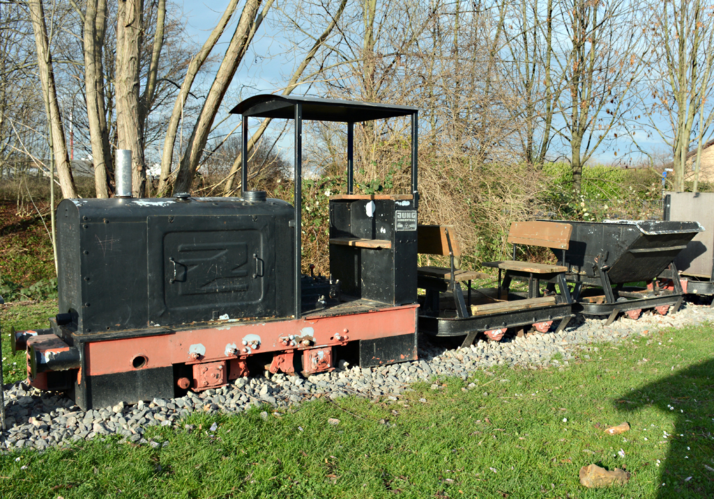 Ausgemusterte Jung-Kleinbahn (Baujahr 1953) als Spiel- und  Deko -Objekt in Eu-Roitzheim -24.12.2015