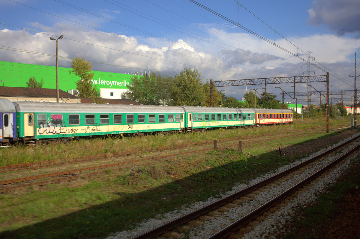 Ausgemusterte TLK/EIC Wagen standen in langer Reihe in Wroclaw, hier aus dem TLK 54108 bei der Ausfahrt Wroclaw abgelichtet. 22.09.2017 16:10 Uhr.