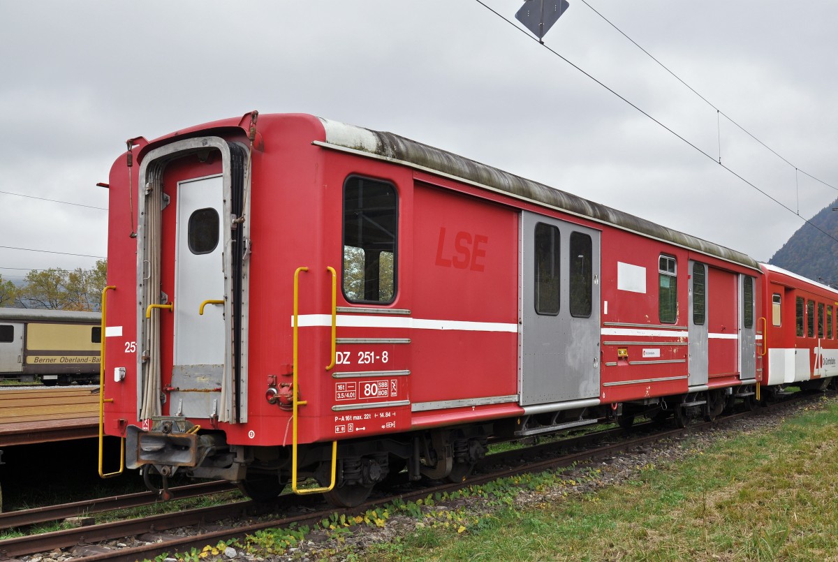 Ausgemusterter Gepäckwagen D2 251-8 der Zentralbahn steht auf einem Abstellgleis beim Bahnhof Interlaken Ost. Die Aufnahme stammt vom 10.10.2015.