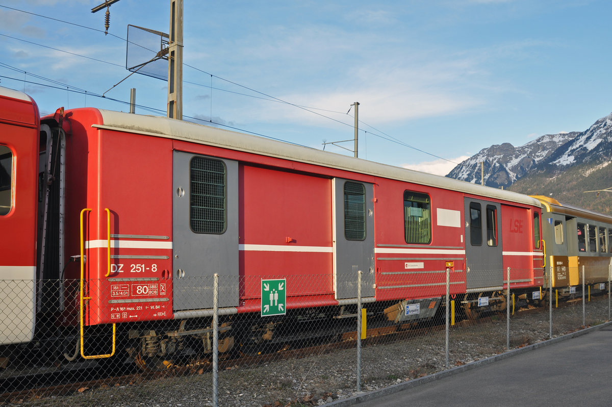Ausgemusterter Gepäckwagen DZ 251-8 der Zentralbahn steht auf einem Abstellgleis beim Bahnhof Interlaken Ost. Die Aufnahme stammt vom 30.03.2016.