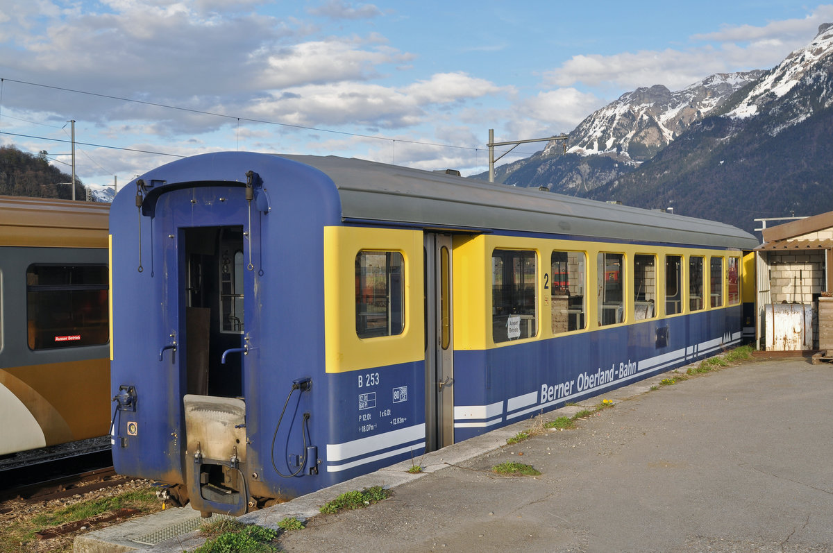 Ausgemusterter Personenwagen B 253 der BOB steht auf einem Abstellgleis beim Bahnhof Interlaken Ost. Die Aufnahme stammt vom 30.03.2016.