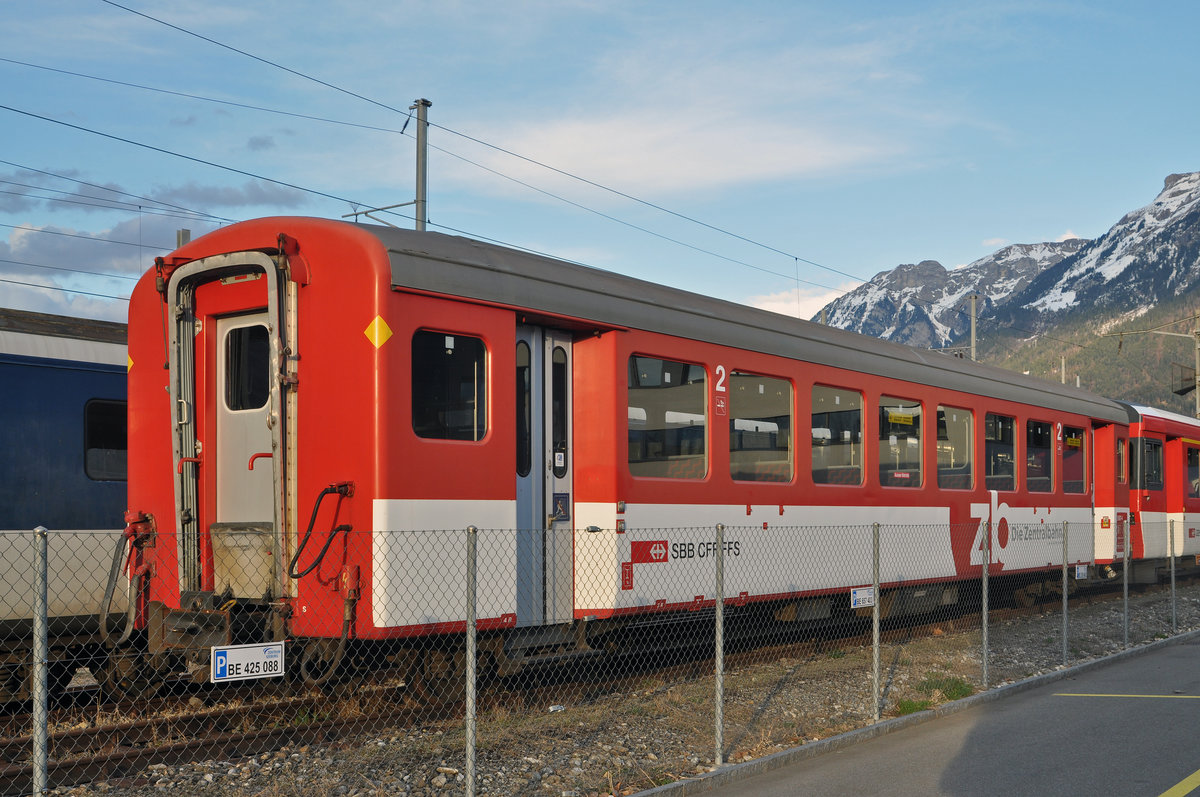 Ausgemusterter Personenwagen B 507-4 der Zentralbahn steht auf einem Abstellgleis beim Bahnhof Interlaken Ost. Die Aufnahme stammt vom 30.03.2016.