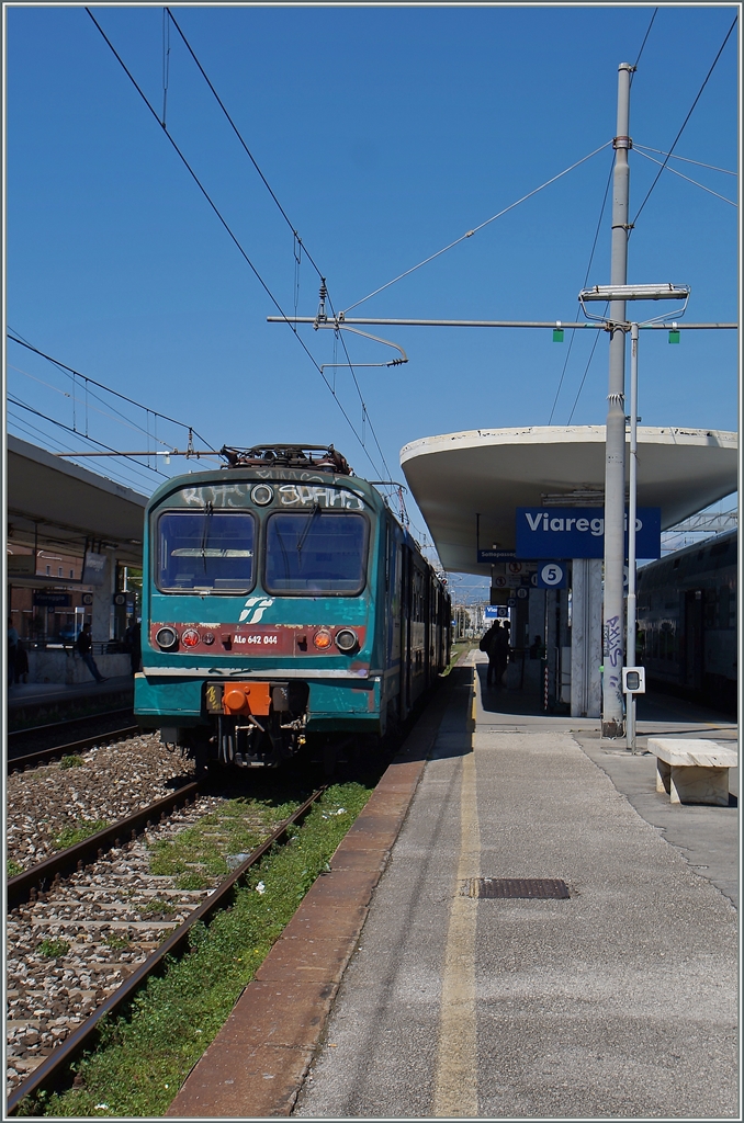 Ausgerechnet die schöne ALe 642 wurden mehrheitlch nicht von der  Säuberungswelle  erfasst und zeigen sich im schmuddligen FS Kleid vergangener Jahre.
Hier wartet der ALe 642 044 in Viareggio auf die Abfahrt. 
21. April 2015