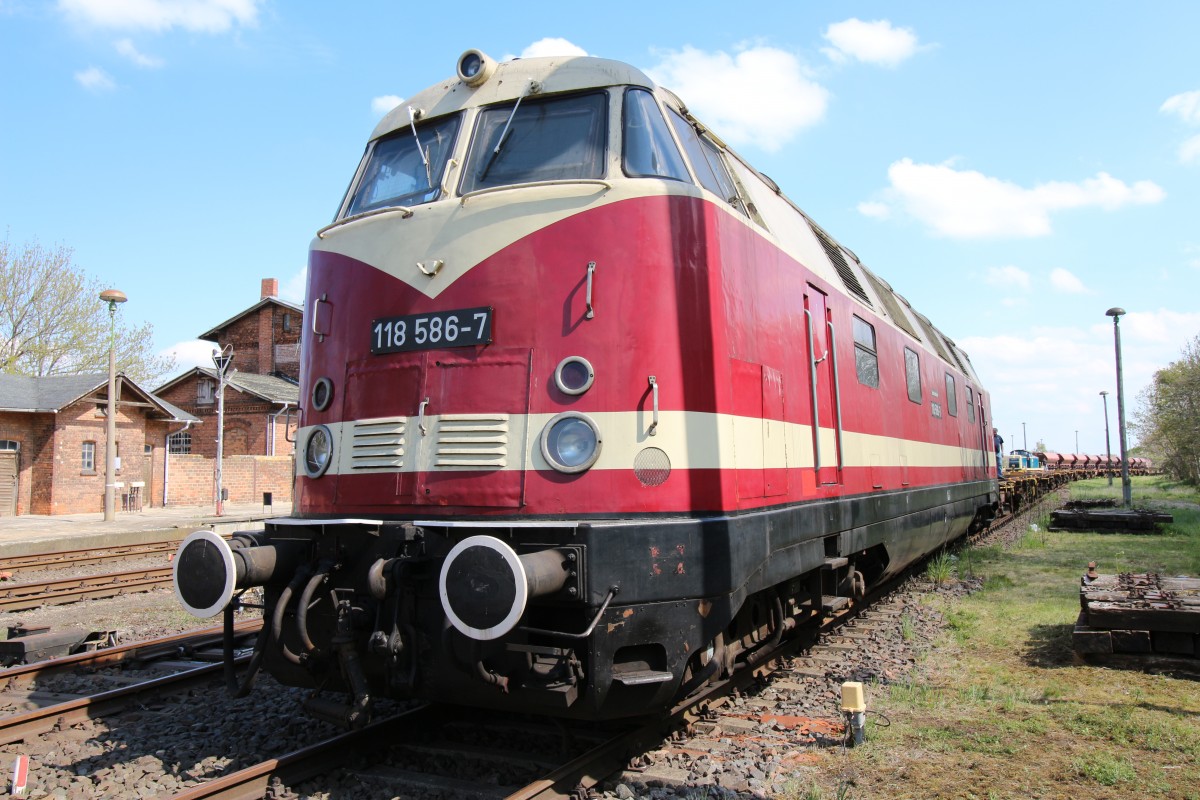 Ausgestellt auf dem Bahnhofsfest in Egeln am 02.05.2015  118 586 7