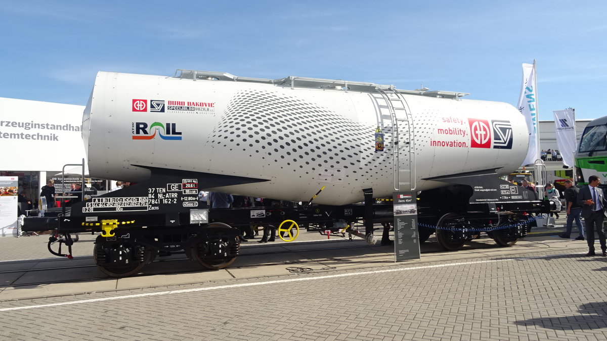 Ausgestellt auf der Innotrans 2016 in  Berlin:  Neuer Kesselwagen für das Unternehmen ATR, gebaut von der ex-jugoslawischen Firma Duro Dakovitc'.
Wagennumer 37 TEN GE 84 NL-ATRR 7841 162-2 Zacns. Aufgenommen am 22.9.16