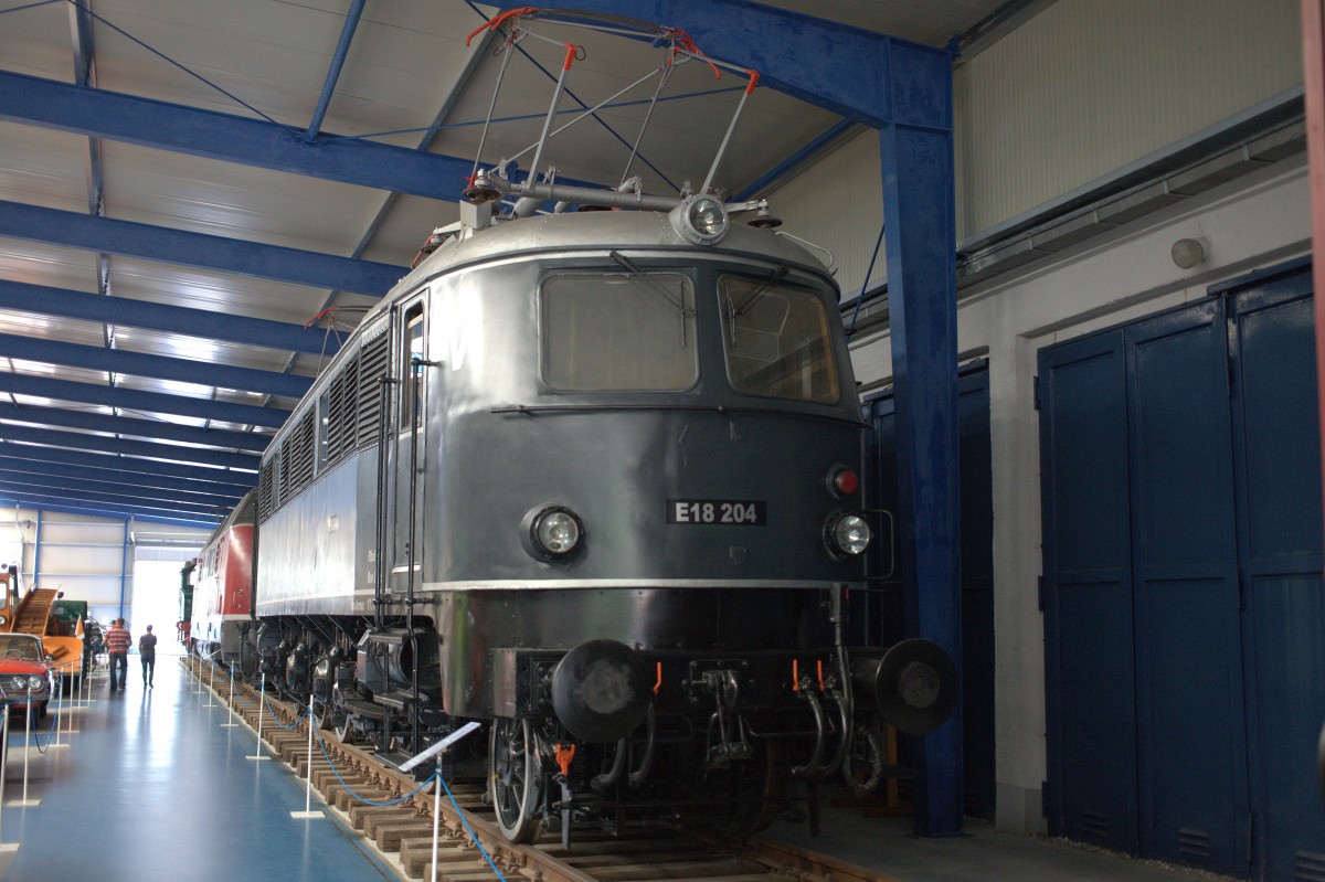 Ausgestellt im Eisenbahn - und Technik Museum  Prora, eine graue E-18, die früher nicht in Deutschland, sondern in Österreich unterwegs war. E 18 204 08.07.2015 
12:43 Uhr.