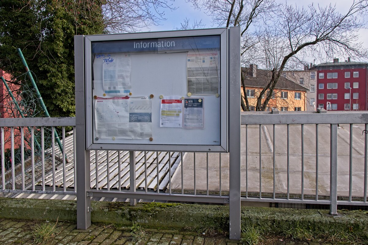 Aushangtafel am Hp Bochum-West mit aktuellem Ersatzfahrplan und einem verblassten Abellio-Aushang, welcher noch auf das 2019 aufgelöste Emscher-Ruhrtal-Netz verweist (26.02.2022)